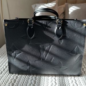 Beautiful black business tote bag! Great condition beautiful quality